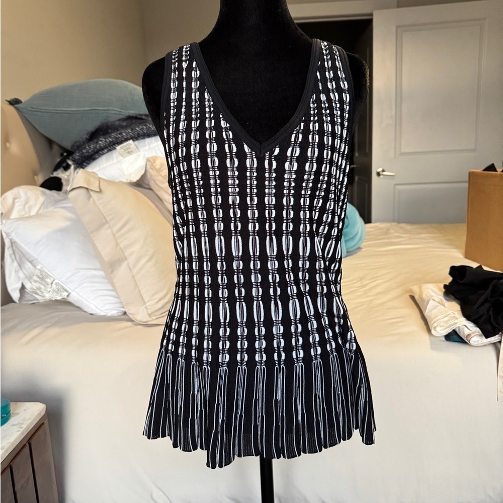 White House Black Market Black & White V-Neck Patterned Knit Tank